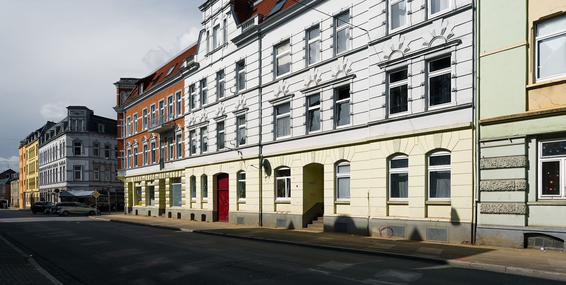 Kernsaniertes Altbau-Mehrfamilienhaus mit historischer Fassade in einer Häuserzeile