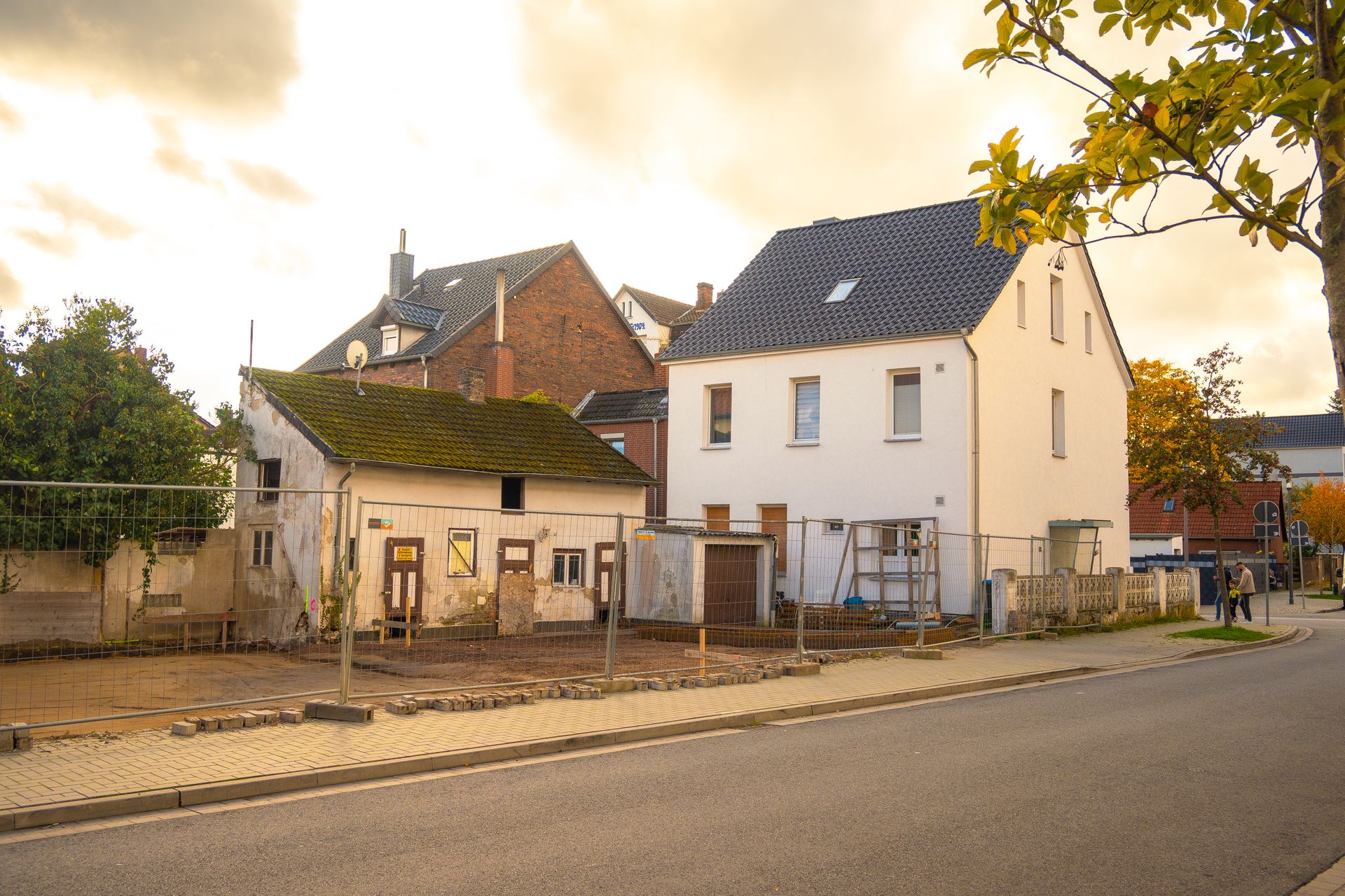 Fertiggestellter Neubau eines Einfamilienhauses in einer Baulücke zwischen Bestandsgebäuden